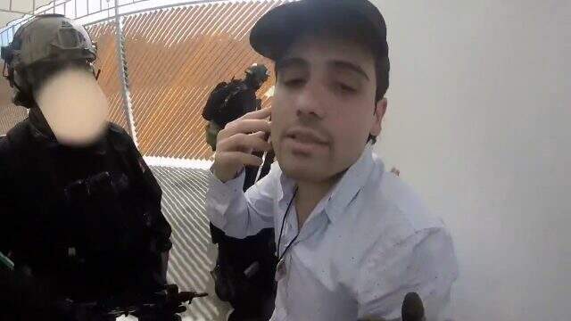 Uyuşturucu baronu El Chapo'nun oğlunun gözaltına alındığı görüntüler ortaya çıktı