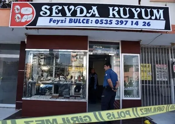 800 bin liralık altın çalan 3 soyguncu tutuklandı 800 bin liralık altın çalan 3 soyguncu tutuklandı