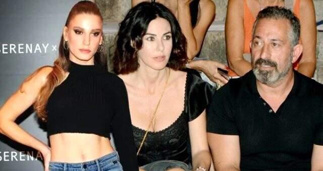 Alice Müzikali'nin setinden fotoğraf paylaşan Serenay Sarıkaya, bacak dekoltesiyle mest etti