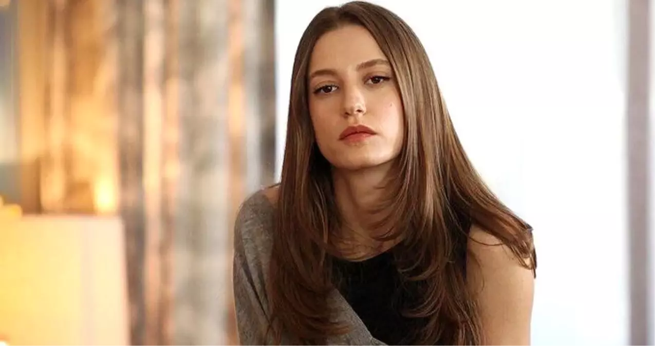 Alice Müzikali'nin setinden fotoğraf paylaşan Serenay Sarıkaya, bacak dekoltesiyle mest etti