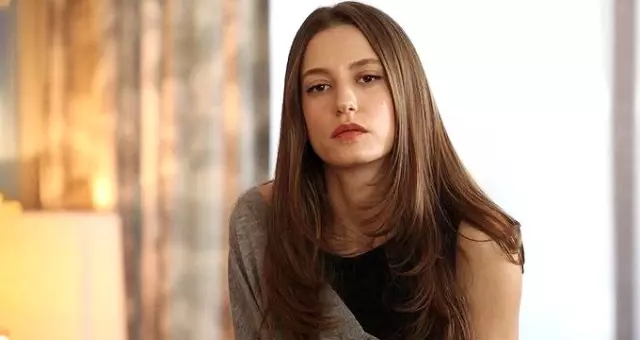 Alice Müzikali'nin setinden fotoğraf paylaşan Serenay Sarıkaya, bacak dekoltesiyle mest etti Alice Müzikali'nin setinden fotoğraf paylaşan Serenay Sarıkaya, bacak dekoltesiyle mest etti