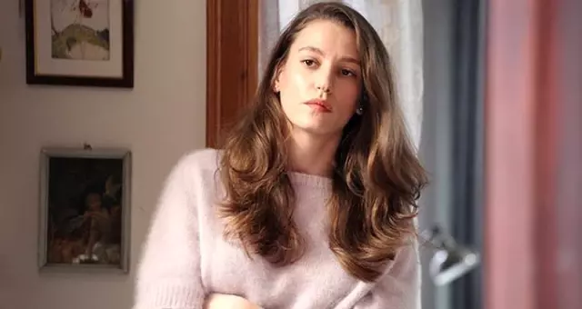 Alice Müzikali'nin setinden fotoğraf paylaşan Serenay Sarıkaya, bacak dekoltesiyle mest etti Alice Müzikali'nin setinden fotoğraf paylaşan Serenay Sarıkaya, bacak dekoltesiyle mest etti