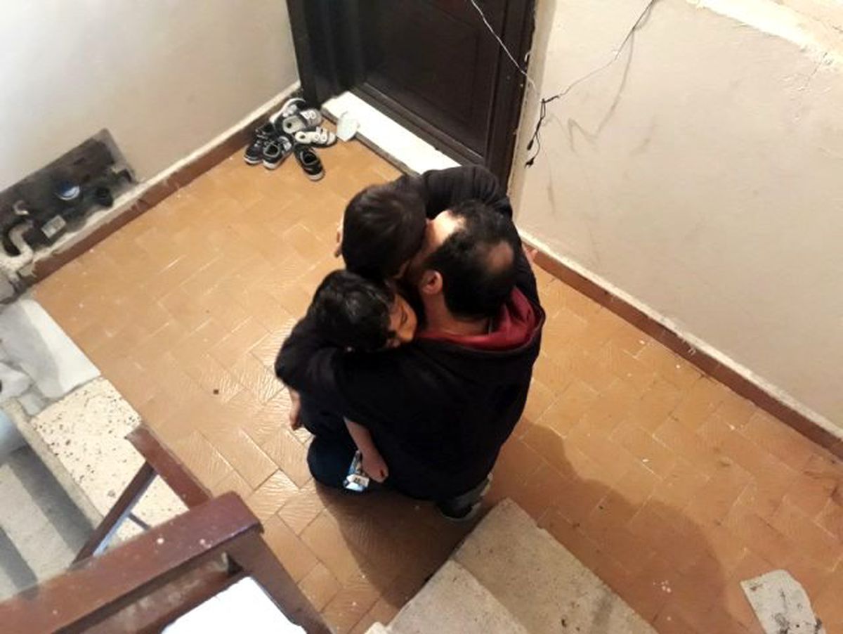 Annelerinin evde aç susuz bıraktığı çocuklar, babaları tarafından gözyaşları içinde kurtarıldı