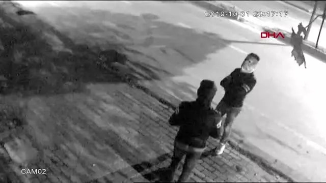 Başına naylon poşet geçirdi ama önce kameraya sonra polise yakalandı Başına naylon poşet geçirdi ama önce kameraya sonra polise yakalandı