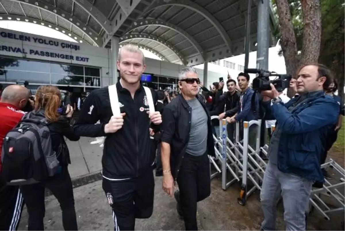 Beşiktaş kafilesi çiçeklerle karşılandı