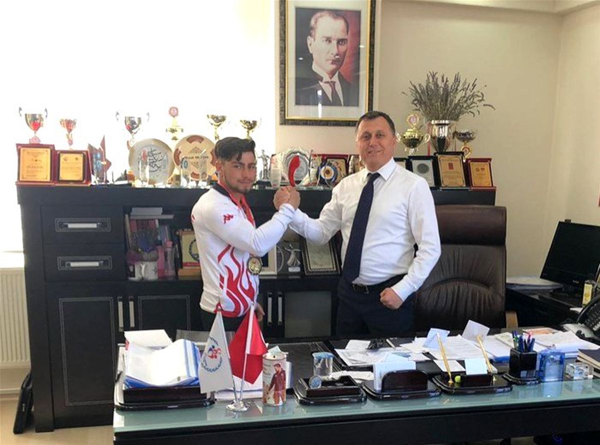 Bilek güreşinde dünya 4.'sü olan Dönmez'e, İl Müdürü Gevrek'ten destek sözü