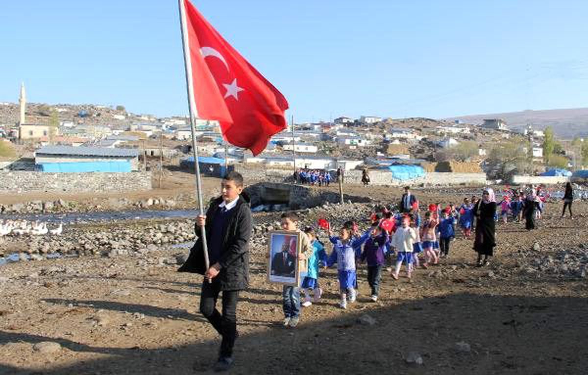 Kars'ta 29 Ekim kutlamaları sırasında çekilen fotoğraf çok konuşulmuştu! İşte o bayrağın hikayesi