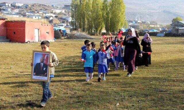 Bu fotoğraf çok konuşulmuştu! İşte o bayrağın öyküsü