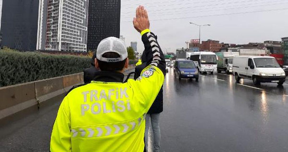 Çakarlı araç denetimi resmen başladı! 2 bin 4 TL cezası var