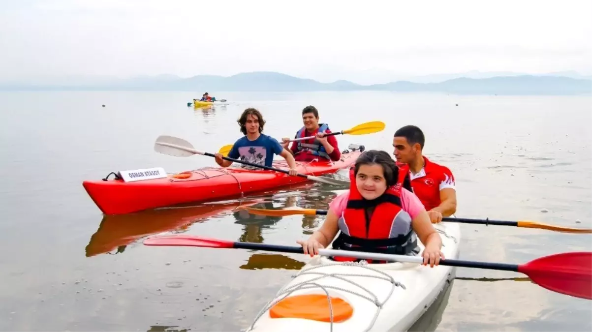 Engelleri kanoyla aşıyorlar