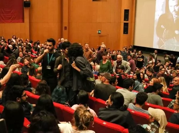 Festivalde, biletli gençlerin 'koltuk' ısrarı Festivalde, biletli gençlerin 'koltuk' ısrarı