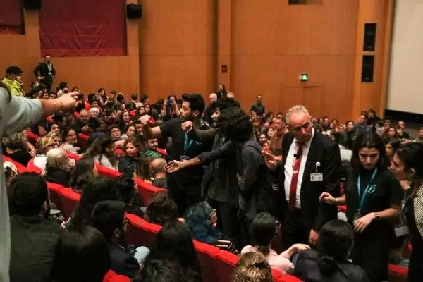 Festivalde, biletli gençlerin 'koltuk' ısrarı Festivalde, biletli gençlerin 'koltuk' ısrarı
