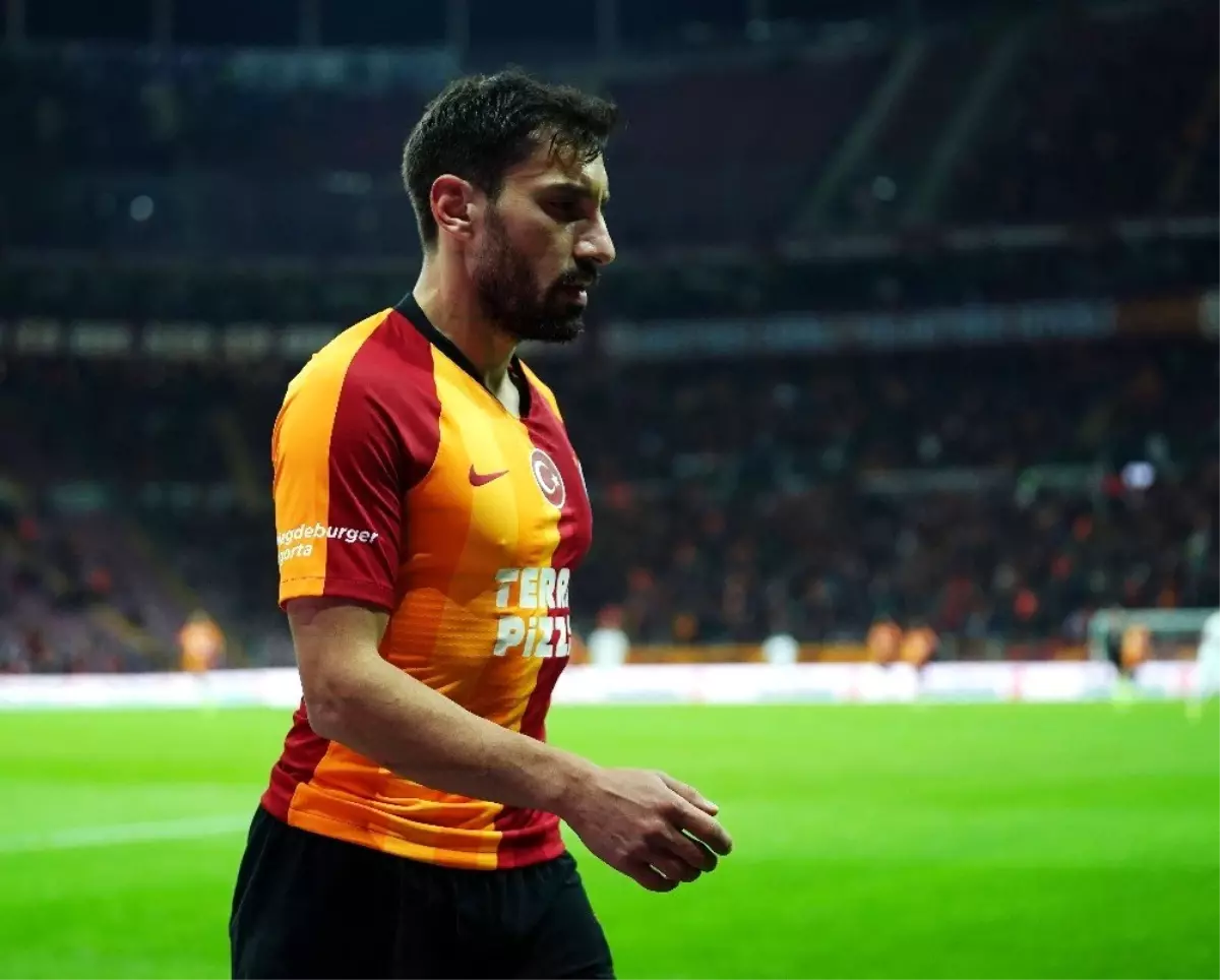 Galatasaray'da Şener Özbayraklı sakatlandı