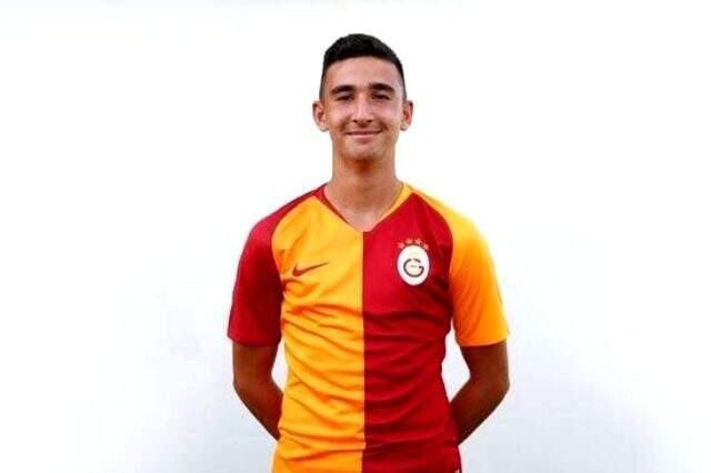 Galatasaray Yunus Akgün ve Emin Bayram ile yeni sözleşme imzaladı