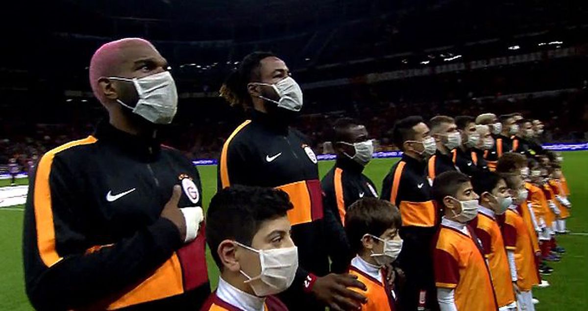 Galatasaraylı ve Rizeli futbolcular Lösemi'ye destek için maskeyle sahaya çıktı