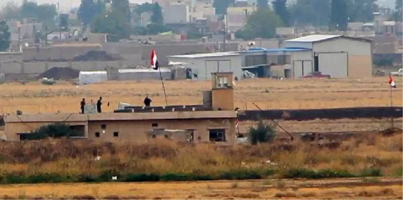 Kamışlı'da binaya Suriye bayrağı asıldı