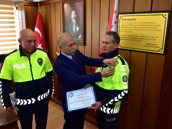 Kaputta 2 kilometre yol giden polis memuru ödüllendirildi Kaputta 2 kilometre yol giden polis memuru ödüllendirildi
