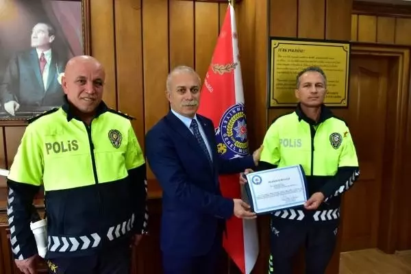Kaputta 2 kilometre yol giden polis memuru ödüllendirildi Kaputta 2 kilometre yol giden polis memuru ödüllendirildi