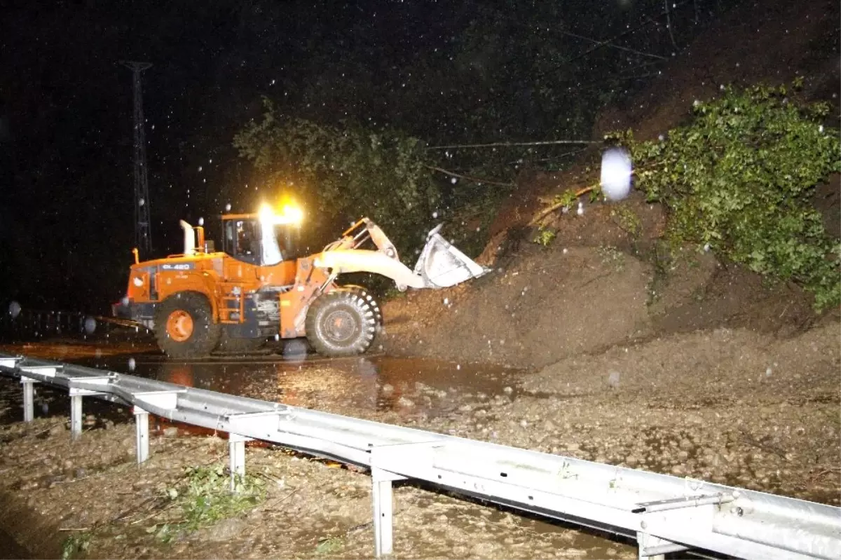 Karadeniz Sahil Yolu'nda toprak kayması
