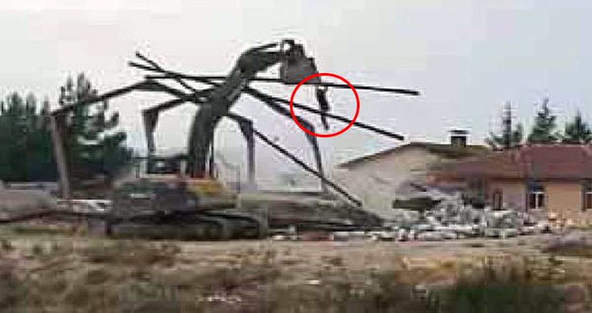 Yıkım çalışması sırasında işçi enkaz altında kaldı! O anlar kamerada