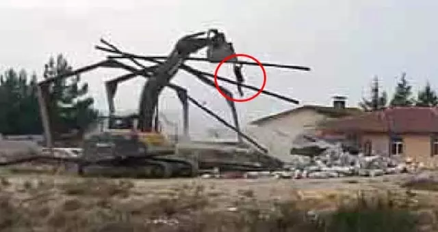 Yıkım çalışması sırasında işçi enkaz altında kaldı! O anlar kamerada