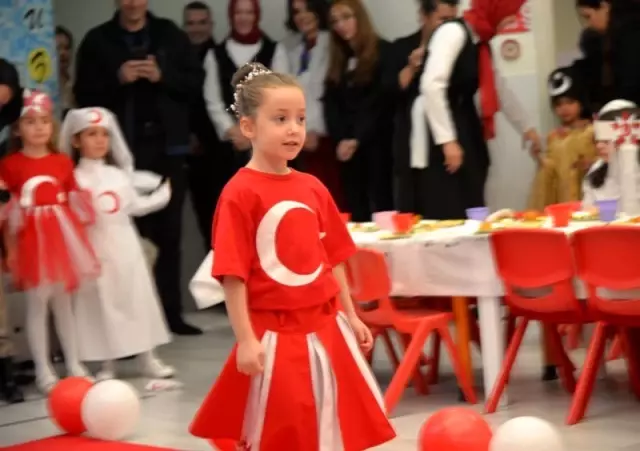 Minikler Mehmetçik'e sevgi balonuyla selam gönderdi Minikler Mehmetçik'e sevgi balonuyla selam gönderdi