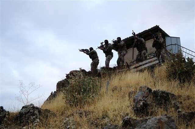 'Sınır Kartalları' olarak bilinen Özel Harekat polisleri yüksek rakımlı tepelerde 24 saat nöbet tutuyor