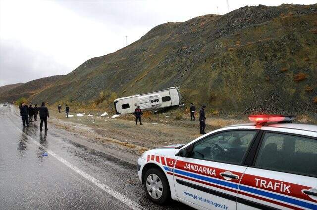Son Dakika: Ankara'da servis aracı devrildi! Çok sayıda yaralı var
