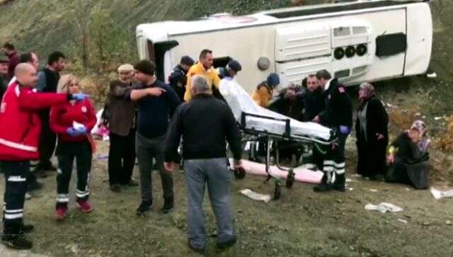 Son Dakika: Ankara'da servis aracı devrildi! Çok sayıda yaralı var