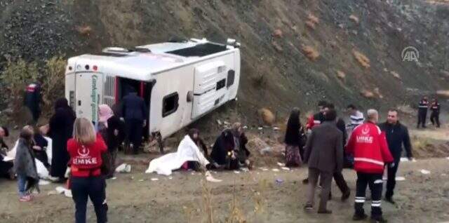 Son Dakika: Ankara'da servis aracı devrildi! Çok sayıda yaralı var