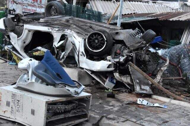 Sürücüsünün aşırı hız yaptığı otomobil, ağaca çarpıp, takla attı: 2 ölü, 1 yaralı