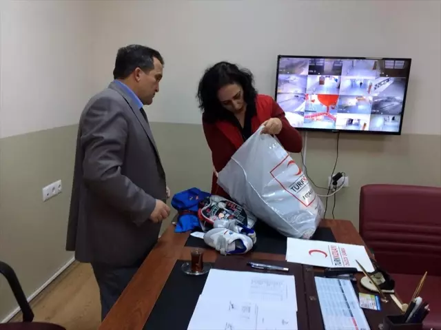 Türk Kızılayından öğrencilere yardım Türk Kızılayından öğrencilere yardım