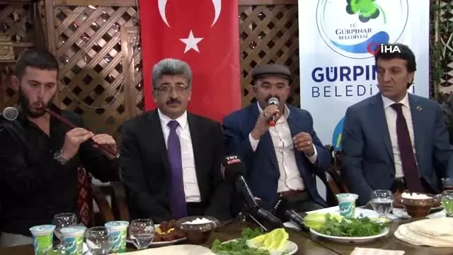 - Van'da asırlık 'dengbejlik' kültürü yeniden yaşatılıyor- Van Valisi ve Büyükşehir Belediye Başkan... - Van'da asırlık 'dengbejlik' kültürü yeniden yaşatılıyor- Van Valisi ve Büyükşehir Belediye Başkan...