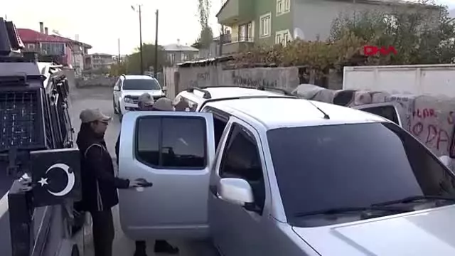 Van saray belediye başkanı hdp'li caziye duman gözaltında Van saray belediye başkanı hdp'li caziye duman gözaltında