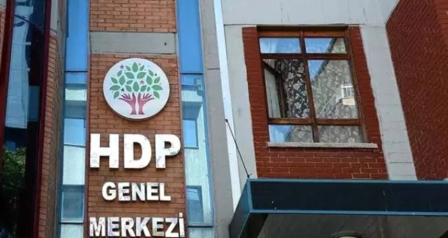 Van Saray Belediye Başkanı HDP'li Caziye Duman terör suçlamasıyla gözaltına alındı Van Saray Belediye Başkanı HDP'li Caziye Duman terör suçlamasıyla gözaltına alındı