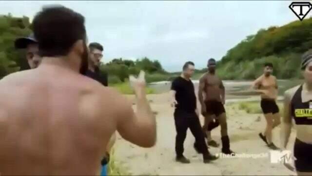 War of the Worlds'de kavga eden Turabi Çamkıran, yarışmadan ayrıldı