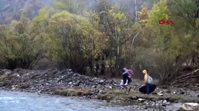 Bingöl dağları aşıp, sulardan geçerek çocuklarını servise ulaştırıyor - -1 Bingöl dağları aşıp, sulardan geçerek çocuklarını servise ulaştırıyor - -1