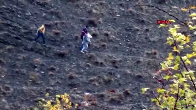 Bingöl dağları aşıp, sulardan geçerek çocuklarını servise ulaştırıyor - -2 Bingöl dağları aşıp, sulardan geçerek çocuklarını servise ulaştırıyor - -2