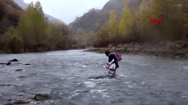 Bingöl dağları aşıp, sulardan geçerek çocuklarını servise ulaştırıyor - -1 Bingöl dağları aşıp, sulardan geçerek çocuklarını servise ulaştırıyor - -1