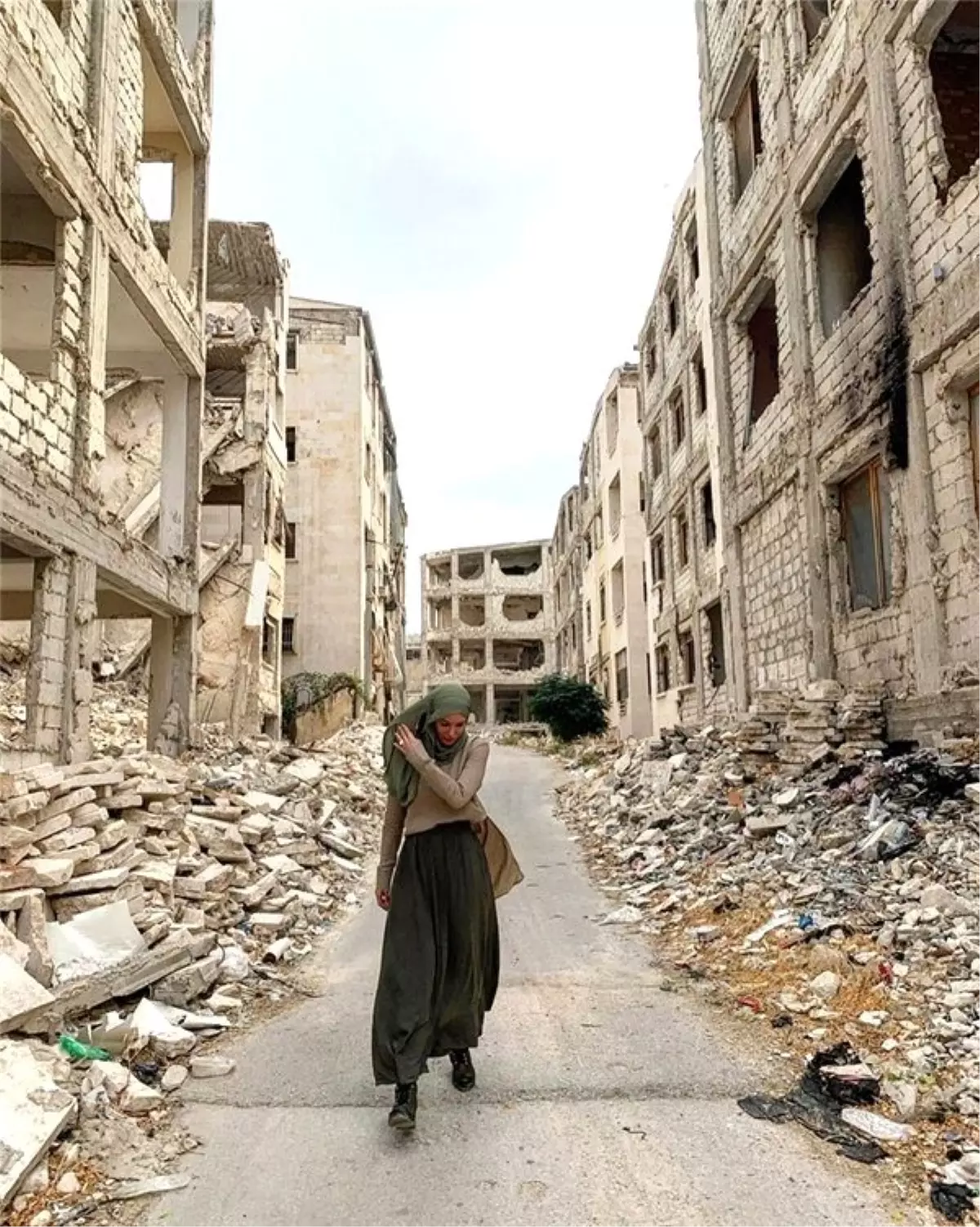 Birçok ünlünün Cadılar Bayramı'nı kutladığı sırada Sudan'a giden Gamze Özçelik'e övgü yağdı