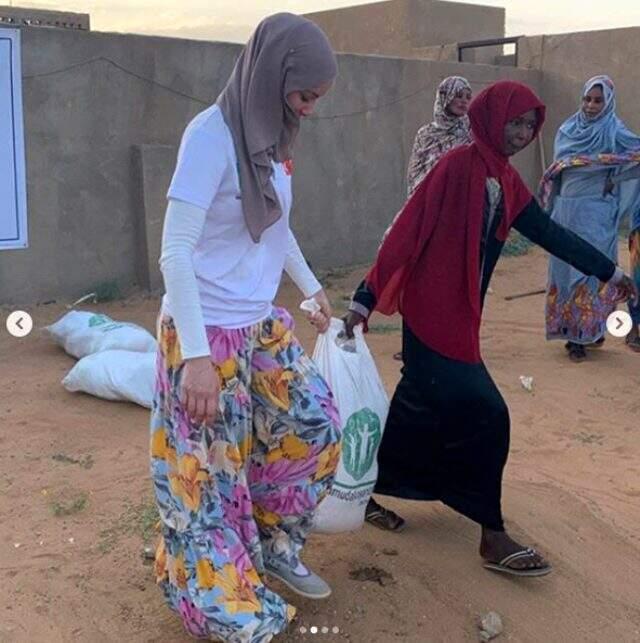 Birçok ünlünün Cadılar Bayramı kutladığı sırada Sudan'a giden Gamze Özçelik'e övgü yağdı