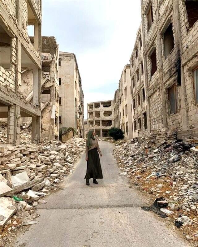 Birçok ünlünün Cadılar Bayramı kutladığı sırada Sudan'a giden Gamze Özçelik'e övgü yağdı