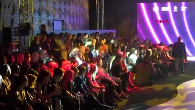 Denizli tasarım yarışmasında finale kalan kıyafetleri ünlü mankenler taşıdı Denizli tasarım yarışmasında finale kalan kıyafetleri ünlü mankenler taşıdı