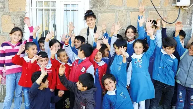 Hande Doğandemir çocukların yüzünü güldürdü Hande Doğandemir çocukların yüzünü güldürdü