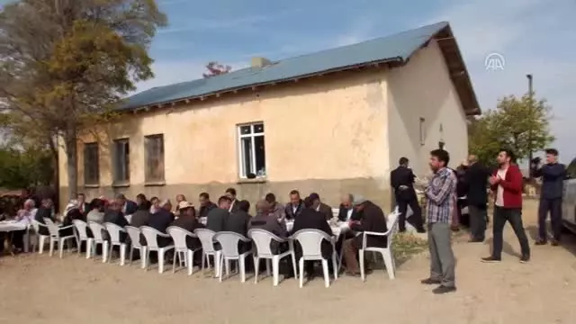 İçme suyuna kavuşunca 'şükür' yemeği verdiler İçme suyuna kavuşunca 'şükür' yemeği verdiler