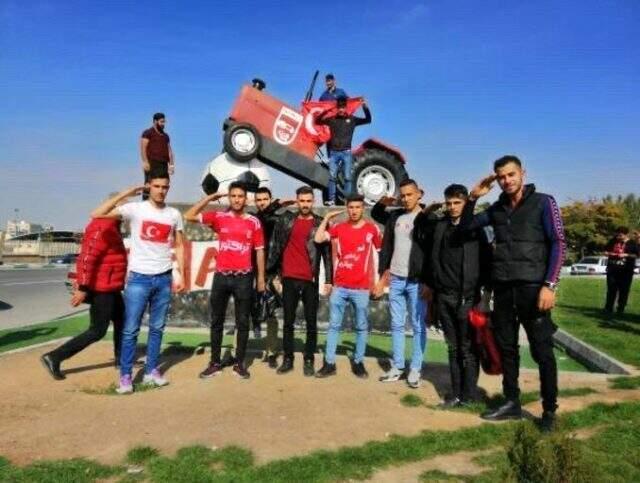 İran'da 80 bin kişi hep bir ağızdan 'Türkiye' diye haykırdı