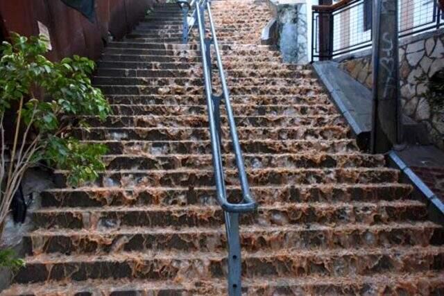 İzmir'de su borusu patladı, körfezin rengi kahverengiye döndü