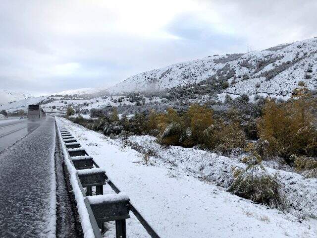 Kar esareti! Yollar kapandı, vatandaşlar donmamak için battaniyelere sarıldı