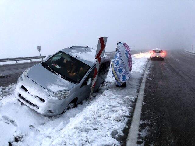 Kar esareti! Yollar kapandı, vatandaşlar donmamak için battaniyelere sarıldı