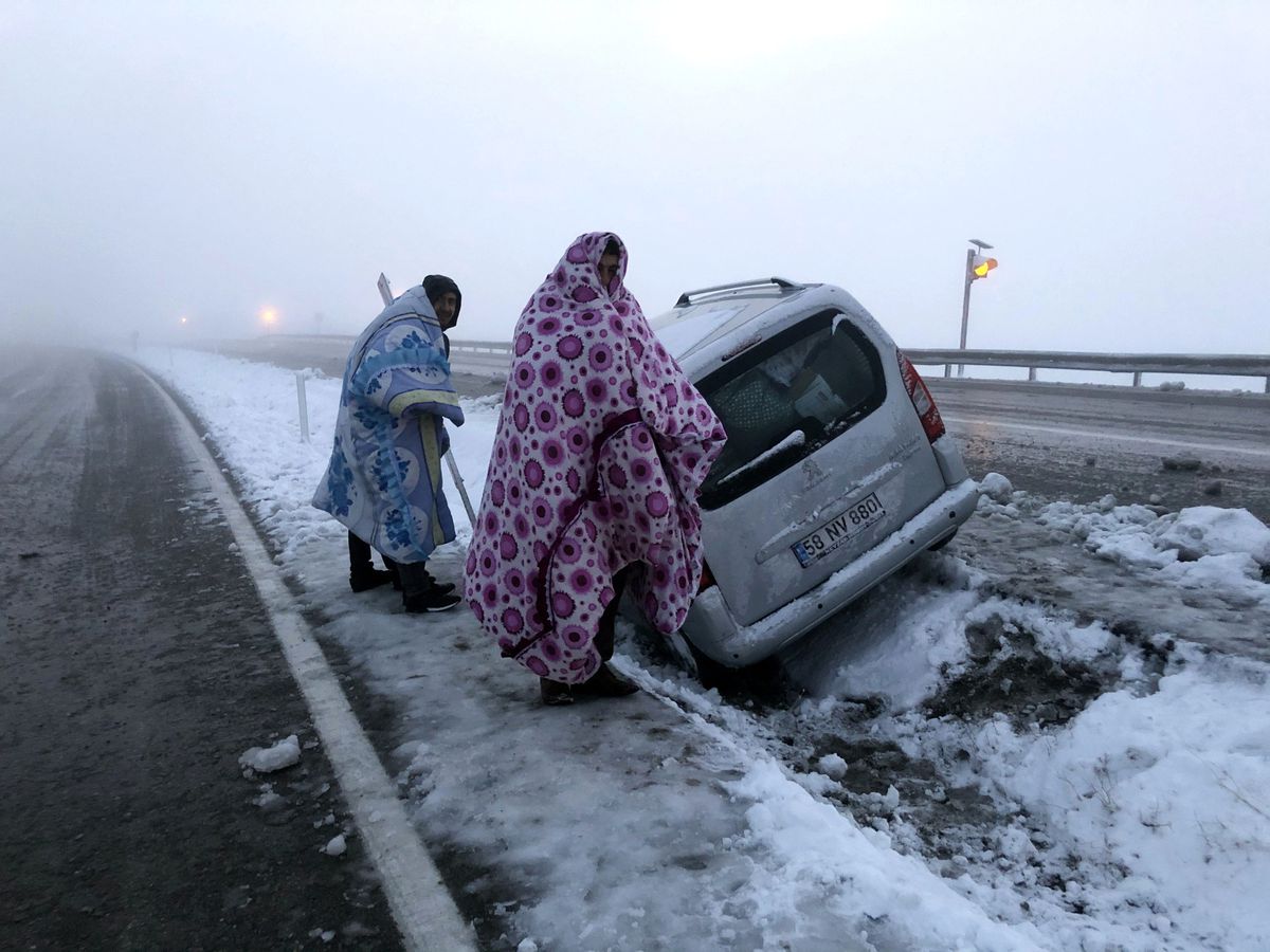 Kar esareti! Yollar kapandı, vatandaşlar donmamak için battaniyelere sarıldı
